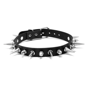 Collier choker punk en cuir noir avec pointes métalliques argentées et boucle réglable
