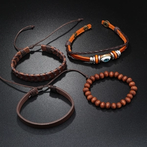 Ensemble de quatre bracelets multicouches en cuir tressé avec œil porte-bonheur et bois