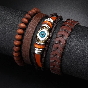 Ensemble de bracelets vintage en cuir tressé avec amulette œil maléfique sur présentoir