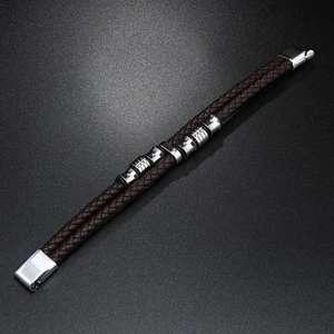 Détail d'un bracelet pour homme en cuir tressé marron foncé avec perles en acier inoxydable