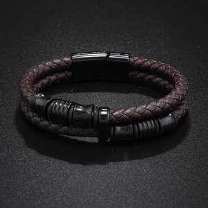 Détail du bracelet en cuir tressé multicouche avec fermoir magnétique noir pour homme