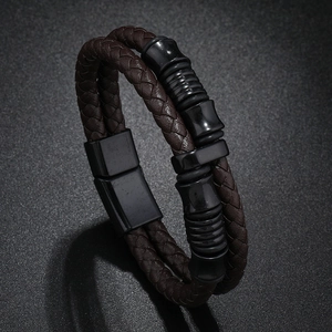 Détail macro du bracelet en cuir tressé pour homme avec fermoir magnétique noir