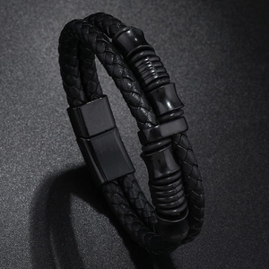 Gros plan sur un bracelet en cuir tressé noir pour homme avec boucle magnétique et perles