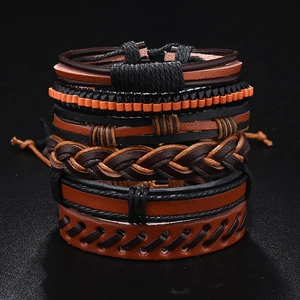 Dettaglio del bracciale multistrato in pelle fatto a mano con corde e perline