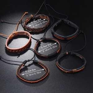Set di bracciali multistrato in pelle intrecciata da uomo con cordino regolabile