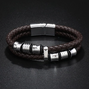 Détail d'un bracelet en cuir marron tressé double couche avec fermoir magnétique en argent