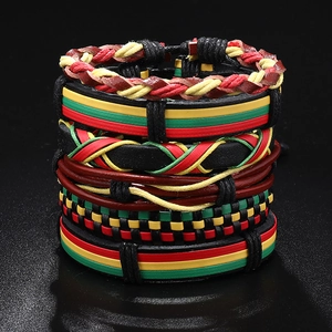 Détail de bracelets multicouches Rasta en cuir tressé aux couleurs rouge, jaune et vert