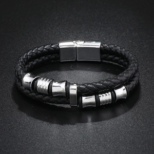Détail du bracelet en cuir tressé noir pour homme avec perles en acier et fermoir magnétique