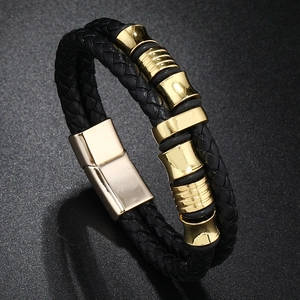 Détail d'un bracelet en cuir tressé pour homme avec des éléments en métal doré