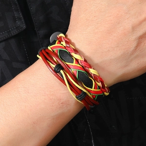 Gros plan sur le bracelet multicouche en cuir tressé aux couleurs de la Jamaïque