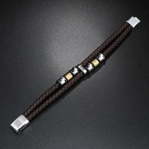 Vue détaillée du bracelet en cuir tressé double couche pour homme avec anneaux métalliques