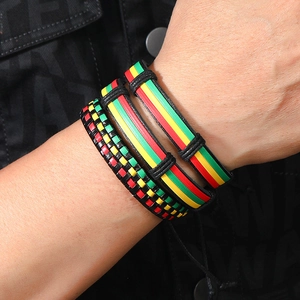 Bracelet en cuir jamaïcain fait main avec des rayures rouges, jaunes et vertes tressées