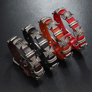 Quattro bracciali punk in pelle nero, marrone, arancione e rosso con croci e borchie silver