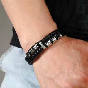 Bracelet multicouche en cuir tressé pour homme avec détails en métal argenté poli sur denim