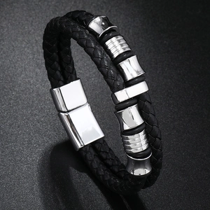 Gros plan détaillé du bracelet en cuir tressé noir avec perles en métal et fermoir magnétique