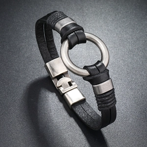 Vue détaillée du bracelet en cuir tressé avec anneau argenté et fermoir métallique