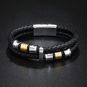 Détail du bracelet en cuir tressé double couche pour homme avec anneaux dorés et argentés