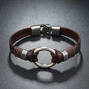 Détail macro du bracelet en cuir marron foncé multicouche avec anneau en métal argenté