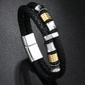 Détail du bracelet tressé en cuir noir pour homme avec perles en acier inoxydable bicolore