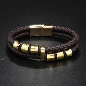 Détail d'un bracelet tressé en cuir marron double couche avec fermoir magnétique doré
