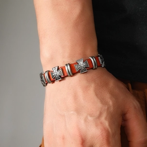 Bracciale punk retrò in pelle da uomo con croci in metallo vintage sul polso di un modello