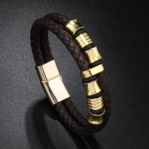 Détail du bracelet en cuir tressé marron foncé avec perles dorées et fermoir magnétique