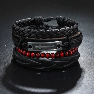 Détail de l'ensemble de 4 bracelets en cuir tressé avec croix et perles en bois rouges