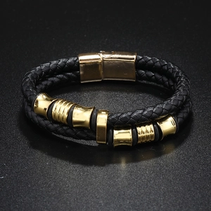 Détail d'un bracelet en cuir tressé pour homme avec perles dorées et fermoir magnétique