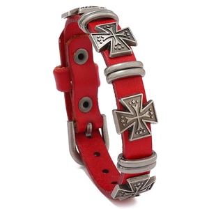 Bracciale punk in pelle rossa con croci d'argento vintage e chiusura a fibbia