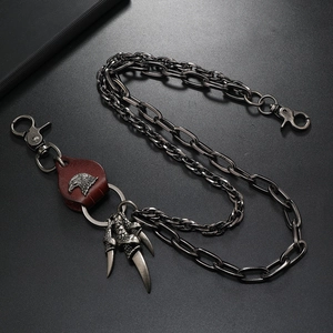 Detailaufnahme der Punk-Hosenkette mit Adlerkopf-Lederanhänger und metallener Adlerkralle