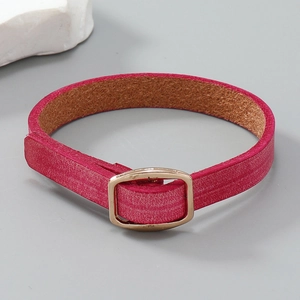 Detailansicht eines rosenroten Lederarmbands mit poliertem goldenem Metall-Verschluss