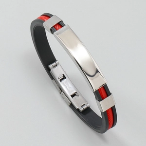 Gros plan du fermoir en acier inoxydable et texture tressée rouge sur bracelet silicone