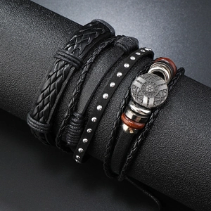 Détails d'un ensemble de quatre bracelets multicouches pour hommes avec cuir tressé et bois