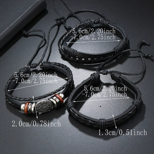 Détail d'un ensemble de quatre bracelets en cuir tressé pour homme avec breloque tournesol rétro