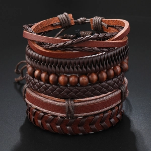 Détails de textures de cuir marron foncé et perles de bois sur un bracelet empilé de 6 pièces