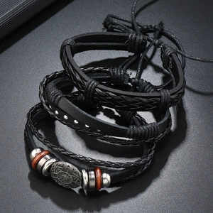 Détail de bracelets en cuir faits main avec rivets métalliques et perles en bois rétro