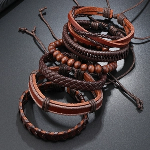 Gros plan de bracelets en cuir tressé rétro et perles de bois avec nœuds réglables