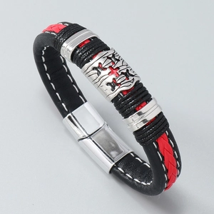 Détail du bracelet en cuir tissé avec cordon rouge, croix en métal et fermoir magnétique