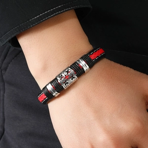 Bracelet en cuir tressé pour homme noir et rouge avec pendentif en argent gravé d'une croix