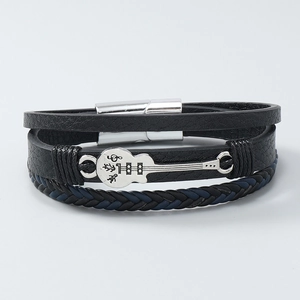 Bracelet multicouche en cuir punk avec breloque guitare et fermoir magnétique en métal poli