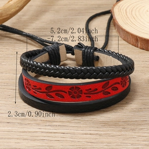 Bracciale etnico in pelle con fiori e cordino regolabile su sfondo in legno