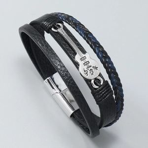 Détail du bracelet punk en cuir avec pendentif guitare et fermoir magnétique sécurisé