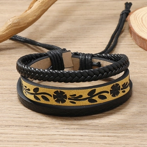Dettaglio dello strato floreale e del cinturino in pelle su un bracciale retrò regolabile