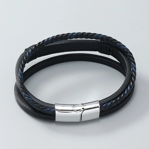Détail d'un bracelet multicouche pour homme en cuir avec corde bleue et fermoir magnétique