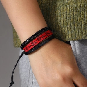 Set bracciali etnici in pelle intrecciata con motivi floreali neri e rossi stile retrò