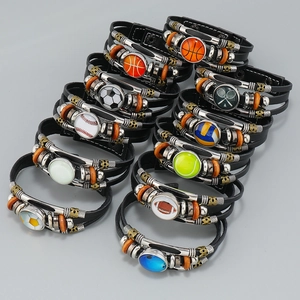 Pulseras de cuero trenzado de varias capas con dijes deportivos de baloncesto y fútbol