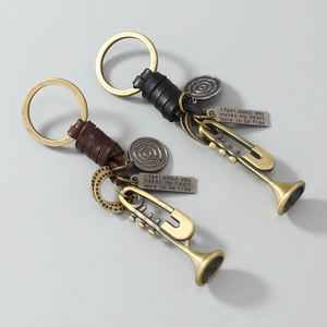 Porte-clés vintage fait main avec instrument trompette et lanière en cuir tressé