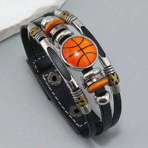 Detalle de pulsera de cuero multicapa con diseño de baloncesto, cuentas y cierre a presión