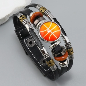 Detalle de una pulsera de baloncesto multicapa con correas de cuero y cuentas de madera