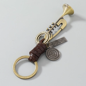 Porte-clés en cuir fait main avec pendentif trompette en bronze et plaque gravée
